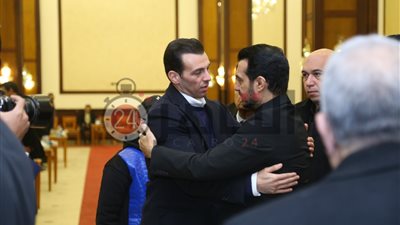 رامي رضوان وأسامة منير يقدمان واجب العزاء في والد إيهاب توفيق (صور وفيديو)