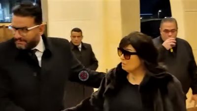 فيفي عبده تؤدي واجب العزاء في والد إيهاب توفيق بمسجد المشير طنطاوي (فيديو)