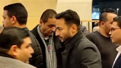زحام شديد بعزاء والد إيهاب توفيق.. وحمادة هلال وعمرو مصطفى يحاولان الوصول للفنان (فيديو)