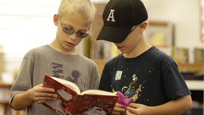 والدة طفل مصاب بـ”متلازمة إرلن” تستغيث بعد رفض معلمين مساعدته في قراءة الامتحان