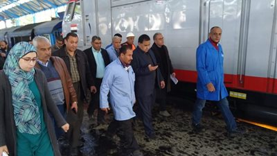 رئيس السكة الحديد يفاجئ العاملين بالبورش.. ويوجه بضرورة إجراء الصيانة اليدوية