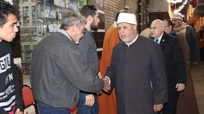 نائب رئيس جامعة الأزهر يقدم العزاء في وفاة طالب كلية العلوم بكفر الشيخ (صور)