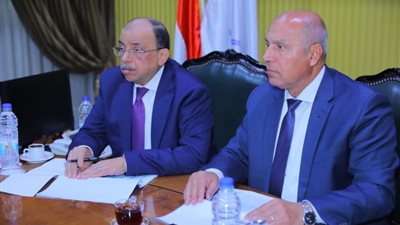 وزيرا النقل والتنمية المحلية يتابعان خطوات رفع كفاءة الطرق  داخل 11 محافظة