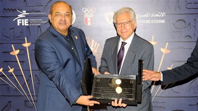 الاتحاد الدولي للسلاح يكرم هشام حطب رئيس اللجنة الأولمبية