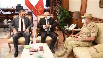 محافظ بورسعيد يستقبل قائد قوات الدفاع الشعبي والعسكري | صور 