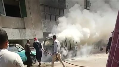 السيطرة على حريق نشب في سيارة خلف مديرية أمن البحيرة | صور