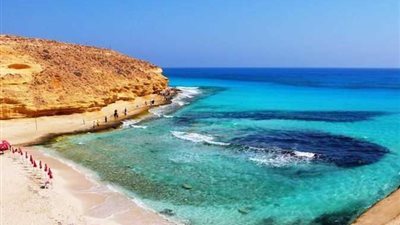 هل ارتفاع الأمواج مع تواجد المصطافين في البحار آمن؟.. الأرصاد تجيب