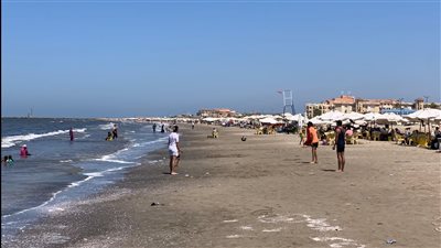 هربًا من حر الصيف.. المصطافون يستمتعون بأوقاتهم على شاطئ البحر المتوسط ببورسعيد | صور وفيديو