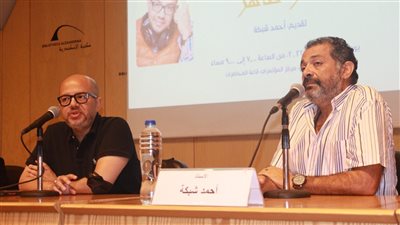 عمر طاهر: ليس من الطبيعي أن يأخذ الكاتب موقفًا فى قضية ويتصرف عكسه