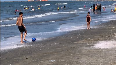 أمواج هادئة.. المصطافون يستمتعون بقضاء يومهم على شاطئ بورسعيد | صور وفيديو 