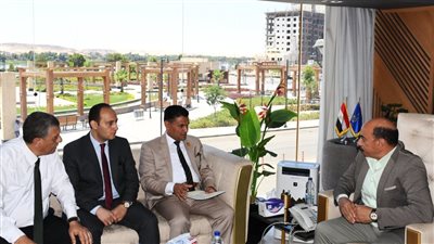 عطية يوجه بسرعة إنهاء إجراءات إنشاء مجمع للمدارس شرق أسوان