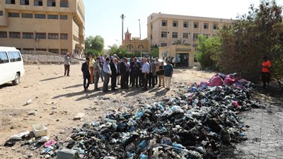 يشدد على محاسبة المقصرين.. رئيس جامعة الأزهر يتفقد مكان الحريق المجاور لكلية طب الأسنان