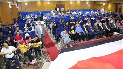 وزير القوى العاملة ومحافظ الشرقية يسلمان 4654 وثيقة تأمين ضد الحوادث للعمالة غير المنتظمة