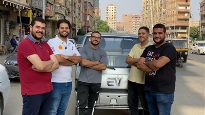 طلاب هندسة حلوان يحولون سيارة من البنزين للكهرباء: بتمشي 100 كيلو بـ 25 جنيه