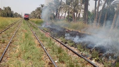 قائد قطار ومساعده يسيطران على حريق نشب بجوار القضبان بمنطقة المرازيق بالجيزة | صور