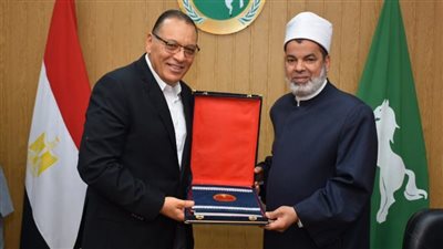 محافظ الشرقية يكرم مدير المنطقة الأزهرية لبلوغه سن المعاش
