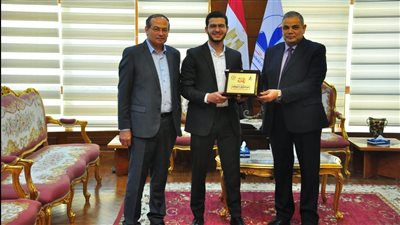رئيس جامعة كفر الشيخ يكرم صاحب الرقم القياسي في تلاوة القرآن الكريم كاملًا دون خطأ