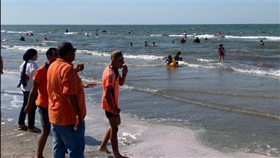 إقبال متوسط على شاطئ بورسعيد | صور وفيديو