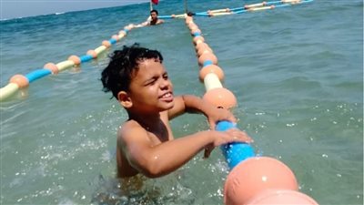 فرحة نزول البحر لأول مرة.. ارتياح بين ذوي الهمم خلال زيارتهم لشاطئه‍م بالإسكندرية 