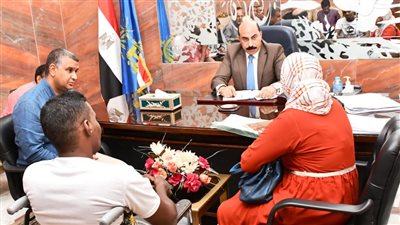 محافظ أسوان يستمع لشكاوى ومطالب 30 مواطنًا