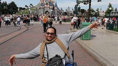 عادل شعبان يتحدى الشلل الدماغي ويصبح مبرمجًا بـ أمازون: اترفضت 20 مرة من شركات.. ونفسي أساعد الشباب