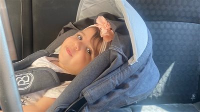 فتاة تتبرع بثمن فستان زفافها لإنقاذ الطفلة سيلين المصابة بالضمور العضلي