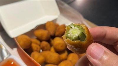 ولا في المطاعم.. خطوة بخطوة طريقة عمل البامية الكرسبي في البيت