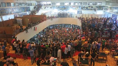 هتافات مناهضة لإيران داخل البرلمان العراقي بعد اقتحامه من المتظاهرين |فيديو