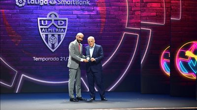 المدير التنفيذي لـ ألميريا يتسلم شارة بطل دوري الدرجة الثانية من حفل لاليجا