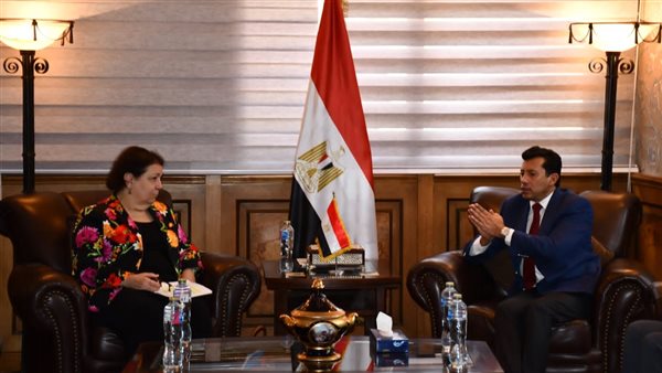 وزير الرياضة مع المدير