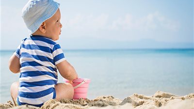 ارتداء ملابس فضفاضة.. نصائح لحماية طفلك من حرارة أشعة الشمس 