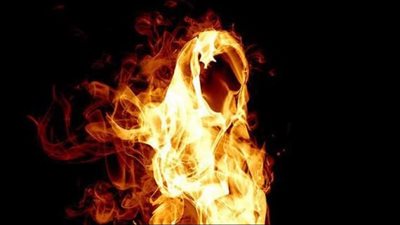 التحقيق مع شاب أشعل النار في جسده وأحرق زوجته لرفضها بيع ذهبها ليشتري مخدرات