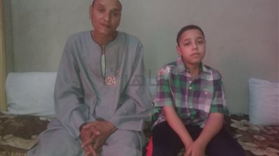 رقيّة منحته الأمل.. أب يستغيث لعلاج نجله من ضمور العضلات بقنا: نفسي يتعالج ويخف