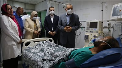 محافظ كفر الشيخ يطمئن على عامل أصيب أثناء عمله ويقرر صرف إعانة عاجلة │ صور
