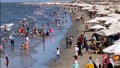 شاطئ بورسعيد يشهد إقبالًا كبيرًا من المصطافين بالعطلة الأسبوعية | صور وفيديو 