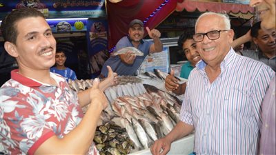 محافظ بورسعيد يسأل زوار المدينة عن سوق الأسماك النموذجية.. والمواطنون: تشبه أسواق أوروبا | صور 