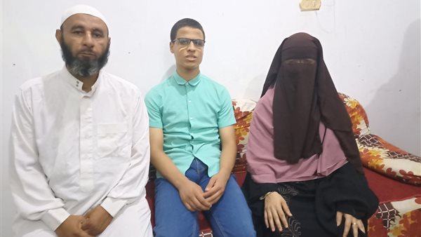 الطالب خالد مع أسرته