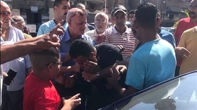 الأهالي يسلمون حرامي شنط سيدات لقسم شرطة العرب ببورسعيد | صور 