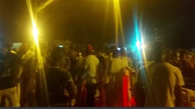 متضررو مستريح السيارات بأسوان يتجمهرون للمطالبة باسترداد أموالهم.. والأمن يفرض سيطرته | فيديو