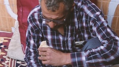 يحتضن ابنته على رصيف في إمبابة.. حمدي يستغيث: نفسي أكمل حياتي مستور