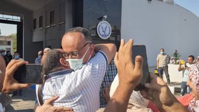 الإفراج عن الصحفي هشام فؤاد والباحث أحمد سمير تنفيذًا لقرار العفو الرئاسي | صور