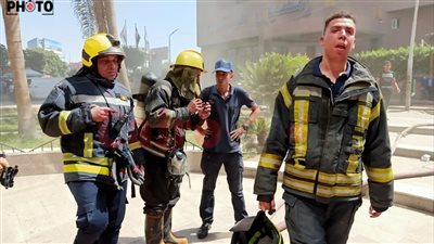 إجهاد ومشقة.. لقطات بطولية لرجال الحماية المدنية في إخماد حريق رمسيس هيلتون | صور 