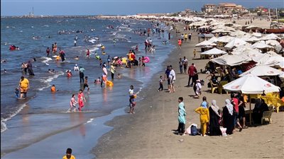 رغم انتشار القناديل.. إقبال كبير للمصطافين على شواطئ بورسعيد تزامنًا مع ارتفاع الحرارة | فيديو