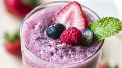 يحمي من السرطان.. طريقة عمل عصير التوت الأحمر المثلج 
