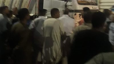 أمن أسوان يسيطر على تجمع مواطنين قطعوا الطريق بعد تغيب سائق توك توك 