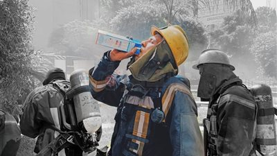 صورة اليوم.. واجب وإنسانية لرجال الحماية المدنية في حريق رمسيس هيلتون