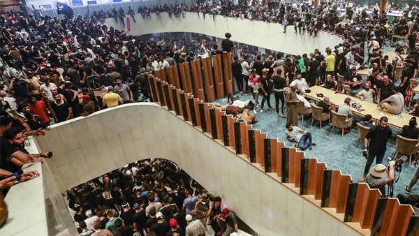 المتظاهرون داخل البرلمان