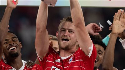 أبرزهم داروين نونيز.. 4 لاعبين ومدرب يرفعون الألقاب في المشاركة الأولى