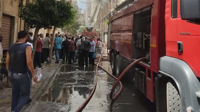 الدفع بسيارتي إطفاء لإخماد حريق محل مأكولات بالعبور