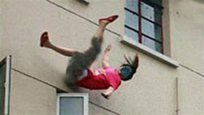 اختل توازنها بسبب كيس القمامة.. مصرع طبيبة سقطت من شرفة مسكنها بالغربية